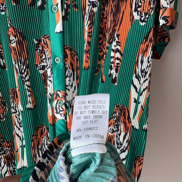 Dressed in Lala Dress Green Tiger So Far So Good Oversized Plissé Dress Size M - Picture 9 of 9